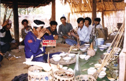 Lễ cúng vào đền Krayo. Ảnh TG