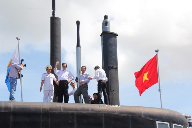 Thủ tướng Nguyễn Tấn Dũng trên đài chỉ huy tàu ngầm Kilo HQ-183 TP Hồ Chí Minh sau khi cờ Tổ quốc được kéo lên, tung bay trong lễ thượng cờ ngày 3/4