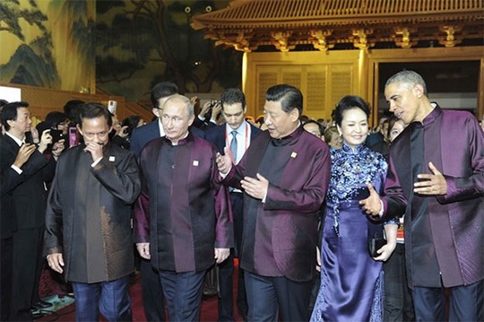 Hàng trên từ trái sang: Quốc vương Brunei Hassanal Bolkiah, Tổng thống Nga Vladimir Putin, Chủ tịch Trung Quốc Tập Cận Bình và phu nhân, Tổng thống Mỹ Barack Obama và Tổng thống Indonesia Joko Widodo. Ảnh: Reuters