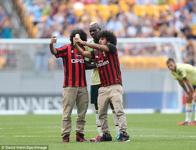 Chúng ta hãy selfie: Hai người hâm mộ AC Milan xâm chiếm sân ở Pittsburgh để chụp một selfie với Mario Balotelli