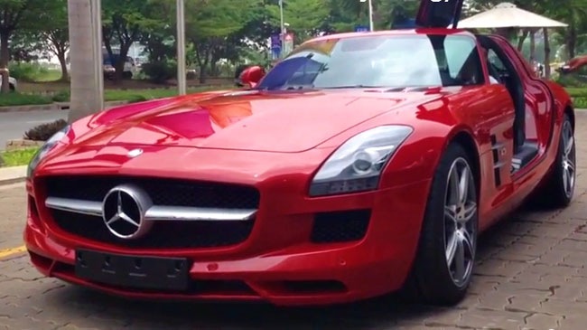 Siêu xe cửa cánh chim Mercedes-Benz SLS AMG 2014 đã về Việt Nam