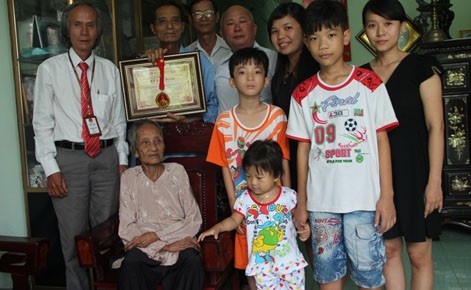 Cụ bà 121 tuổi lập KỶ LỤC GUINNESS Việt Nam