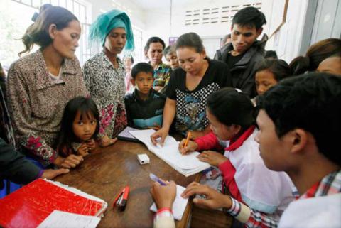 Người dân làng Rokar đi đăng ký xét nghiệm HIV - Ảnh: Phnom Penh Post