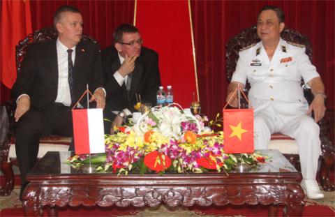 Đô đốc Nguyễn Văn Hiến (bìa phải) đón tiếp Bộ trưởng Tomasz Siemoniak. Ảnh: TNO