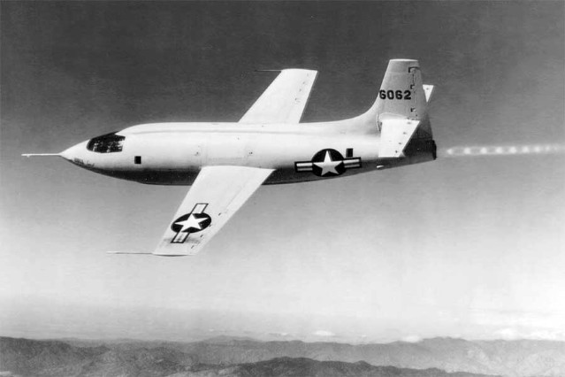 Bell X-1 thực hiện chuyến bay đầu tiên vào năm 1946 và lần đầu tiên bay với tốc độ siêu âm vào năm 1947. Chiếc máy bay được điều khiển bởi phi công thử nghiệm Chuck Yeager (tốc độ 1,06M, ngày 14 tháng 10 năm 1947).