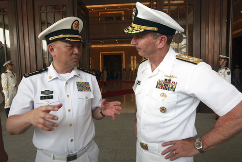 Tư lệnh hải quân Trung Quốc Ngô Thắng Lợi (trái) trò chuyện với Đô đốc Jonathan W. Greenert, Tư lệnh hải quân Mỹ, tại lễ đón tiếp ông Greenert ở Bắc Kinh ngày 15.7. Ông Greenert sang thăm Trung Quốc để bàn về các lĩnh vực mới trong mối quan hệ hợp tác 2 nước.