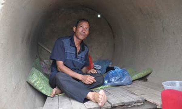 Để có tiền nuôi con ăn học, ông Nguyễn Hữu Định (cha thủ khoa ĐH Y Hà Nội năm 2013 Nguyễn Hữu Tiến) đã phải sống trong ống cống và làm nghề vá xe.
