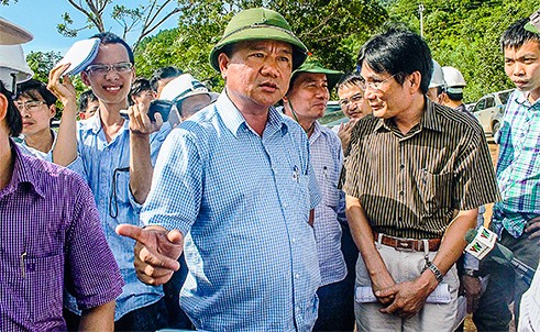 Bộ trưởng Đinh La Thăng nhắc nhở đại diện nhà thầu, đơn vị thi công, chính quyền địa phương tại công trình hầm đường bộ đèo Phú Gia (huyện Phú Lộc, Thừa Thiên - Huế).