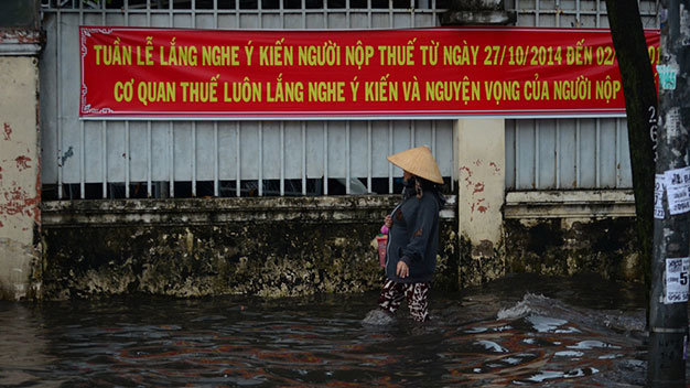 Mưa ngập sâu trên đường Kinh Dương Vương, P. An Lạc, Q. Bình Tân - Ảnh: Thanh Tùng