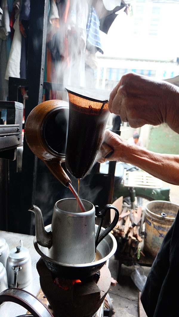 Cà phê vợt cực ngon, giá chỉ 4.000 đồng/ly hút khách ở Sài Gòn 1