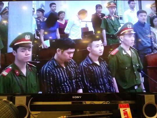 Hai bị cáo Nguyễn Mạnh Tường (trái) và Đào Quang Khánh tại toà án