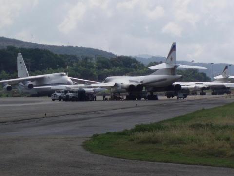 Hai chiếc Tu-160 trong chuyến thăm Venezuela năm 2013. 