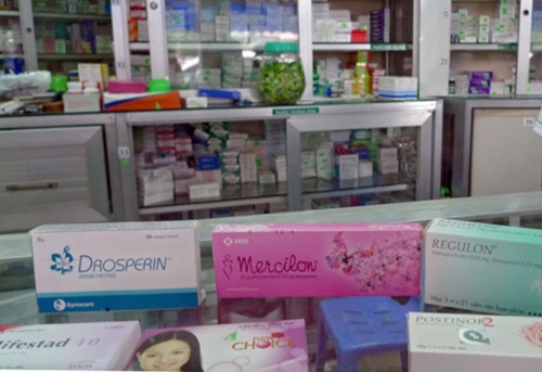 Những loại thuốc theo lời đồn hỗ trợ chuyển giới được rao bán tràn lan trên mạng.