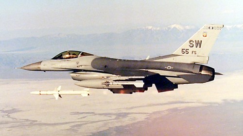 Tên lửa chống radar AGM-88 HARM được phóng đi từ một chiếc máy bay chiến F-16 của Không quân Mỹ.    