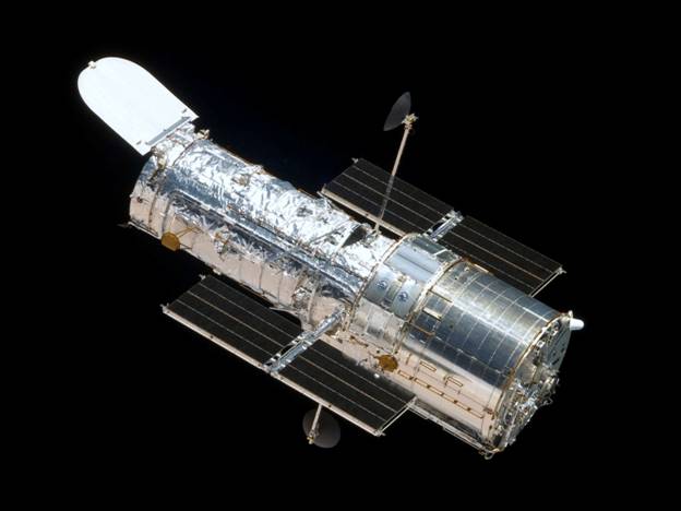 Các vệ tinh quân sự tuyệt mật KH-11 được cho là có hình dáng và kích thước tương tự kính viễn vọng không gian Hubble