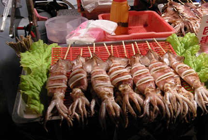 Mực Đài Loan chỉ có thể làm món nướng mang đi bán rong khắp phố. Ảnh: T.G