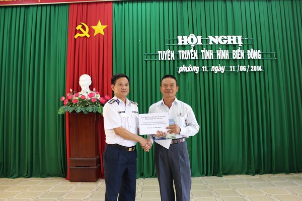 Đại diện gia đình, ông Nguyễn Văn Lưu là con rể Cụ Phan Khả Sỹ trao số tiền 1 triệu đồng ủng hộ cán bộ, chiến sỹ Vùng CSB3.
