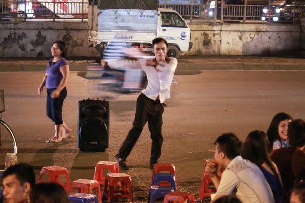 Cuộc sống mưu sinh lề đường của “Thánh quẩy” gây sốt Vietnams Got Talent 1