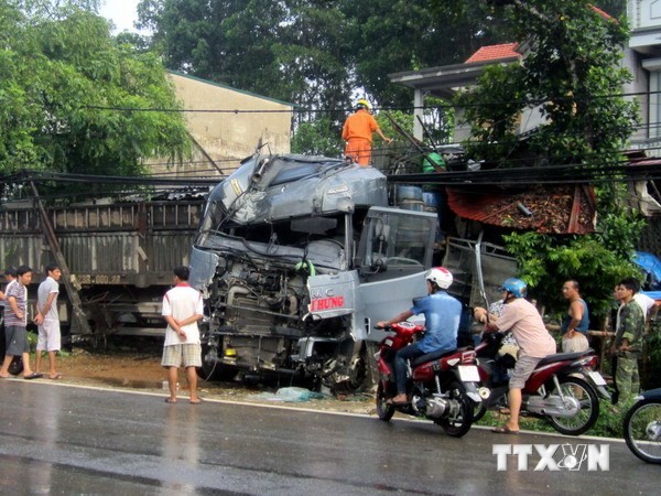 Sau cú đâm liên hoàn, đầu chiếc xe đầu kéo bị nát vụn. Ảnh TTXVN. 