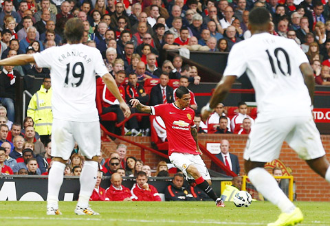 Angel Di Maria ghi bàn mở tỷ số cho Man United trước QPR với cú sút phạt.