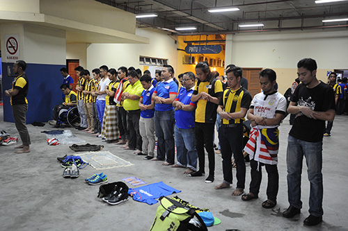Những ultra cầu nguyện cho ĐT Malaysia trước giờ bóng lăn.