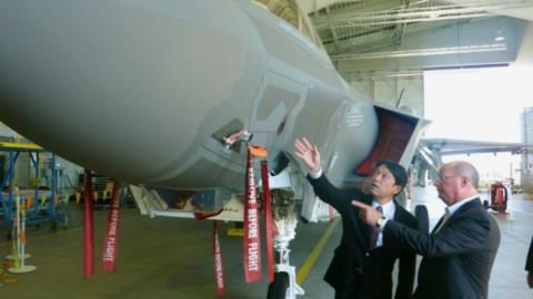 Bộ trưởng Quốc phòng Nhật Bản Onodera thăm nhà máy sản xuất máy bay tàng hình F-35A của công ty Lockheed Martin. 