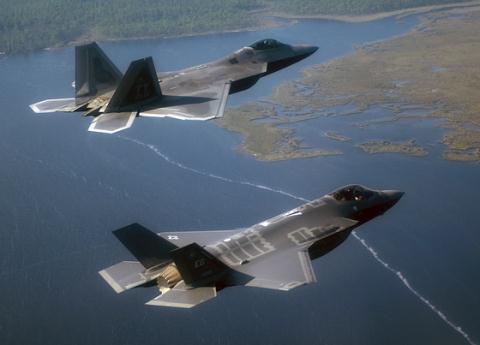 F-22 và F-35 đặc trưng cho hai loại máy bay chiến đấu ứng dụng công nghệ tàng hình tốt nhất của Quân đội Mỹ hiện nay.