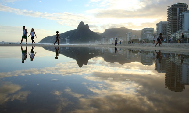 Cuộc sống đã trở lại bình thương sau World Cup trên bãi biển Ipanema, thành phố Rio de Janeiro, Brazil.