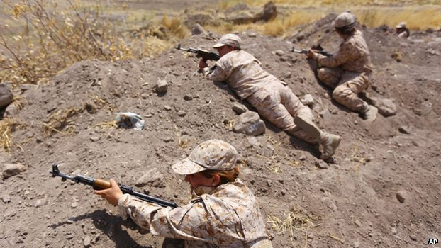 Nữ binh Peshmerga chiến đấu trong một trận đánh.