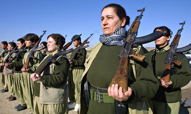Nữ binh Peshmerga huấn luyện tại Suleiyamiyah năm 2003, trước khi Mỹ tiến công lật đổ chế độ của Tổng thống Saddam Hussein.