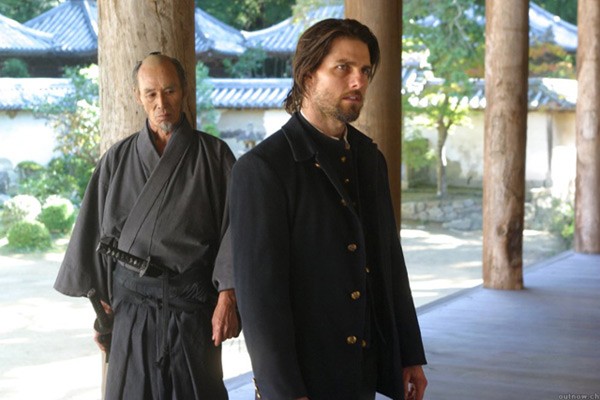 Seizo Fukumoto  từng đóng cùng Tom Cruise trong phim The Last Samurai, dĩ nhiên cũng là một vai rất nhỏ và phải chết.