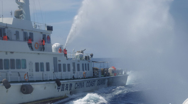 Tàu Trung Quốc hung hăng phun vòi rồng sang tàu Việt Nam ngày 9.5 - Ảnh: Infonet