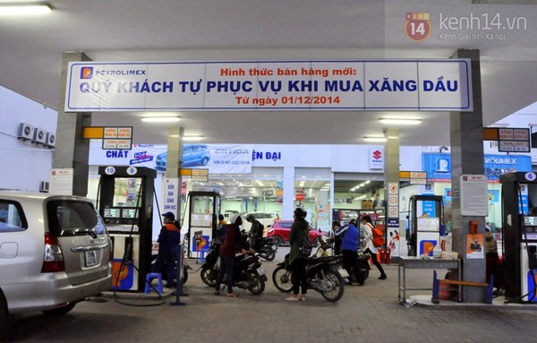 Hà Nội: Lần đầu tiên, người dân được tự bơm khi mua xăng 1