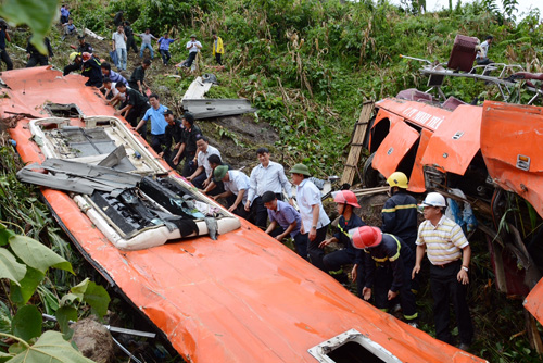 Hiện trường vụ tai nạn thảm khốc đêm 1-9 khiến 14 người chết, hơn 30 người bị thương - Ảnh: Văn Duẩn