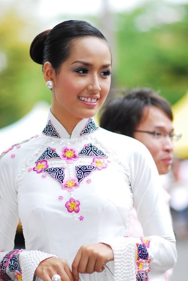 Mai Phương Thúy khi mới đăng quang Hoa hậu Việt Nam 2006 với làn da nâu nổi bật.