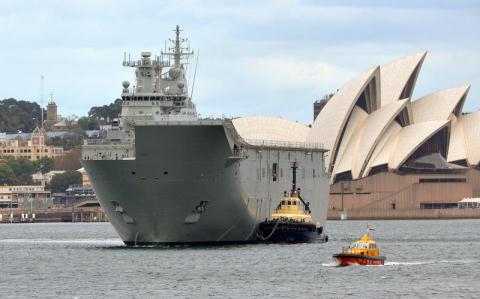 Siêu hạm HMAS Canberra 