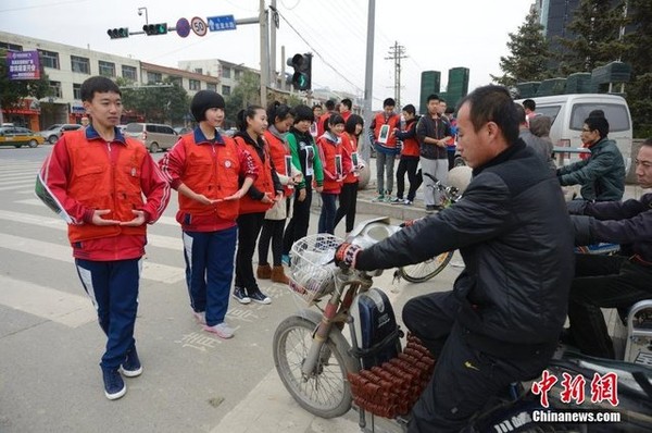 Học sinh xây tường người giữa đường để ngăn người dân vượt đèn đỏ 1