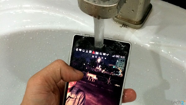 Video: ‘Tắm rửa’ cho Sony Xperia Z2