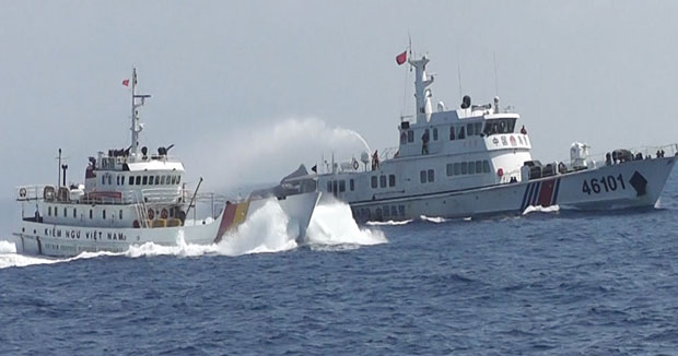 Tàu Hải cảnh của Trung Quốc áp sát và phun vòi rồng vào tàu kiểm ngư Việt Nam.