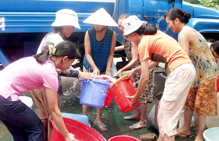 Nhiều nơi tại Hà Nội thiếu nước sạch phải có xe chở tới cấp cho người dân (Ảnh chụp tại Định Công, Hoàng Mai, Hà Nội)