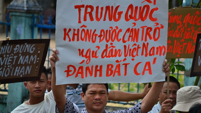 Ngư dân ven biển huyện Thăng Bình, Quảng Nam mít tinh phản đối Trung Quốc sáng 11-5. - Ảnh: Tuổi trẻ