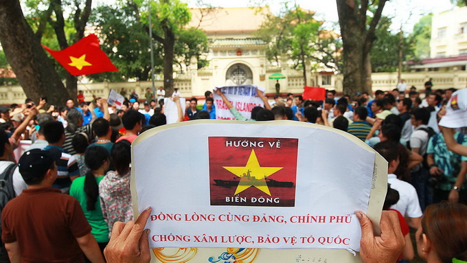 Đồng lòng cùng Đảng, chính phủ, chống xâm lược, bảo vệ Tổ Quốc một biểu ngữ được người dân mang đến cuộc tuần hành sáng nay tại Hà Nội - Ảnh: Tuổi trẻ