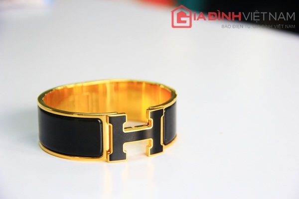 Chiếc vòng tay trứ danh này của Hermes là một trong những món phụ kiện xinh xắn đang được fashionista mê mẩn nhất