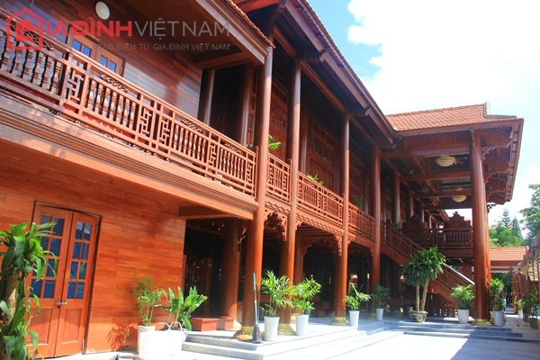 Ngôi nhà sàn của đại gia Bùi Đức Giang được xây dựng từ hơn 500 m3 gỗ lim nguyên khối.