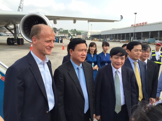 Bộ trưởng Đinh La Thăng (thứ 2 từ trái qua) tham dự chuyến bay trình diễn của máy bay A350 XWB chiều 22-11