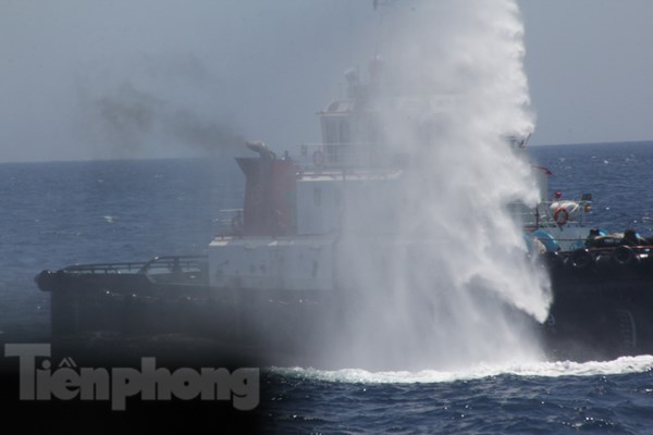 Vòi rồng của tàu lai dắt đẩy ủi Hữu Liên 9 Trung Quốc phun vào tàu HP-926. Ảnh: Tiền phong