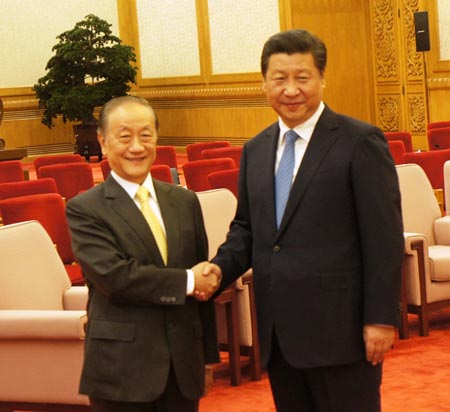 Xi Jinping, right, meets Yok Mu-ming at the Great Hall of the People in Beijing, Sept. 26. (Photo/Chen Po-ting)