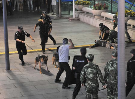 Beijings public security bureau carries out an anti-terror drill on Aug. 29. (Photo/Xinhua)