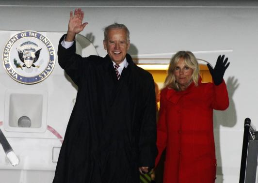 Phó Tổng thống Mỹ Joe Biden và vợ tại sân bay quốc tế Boryspil, Kiev - Ukraine ngày 20-11. Ảnh: REUTERS