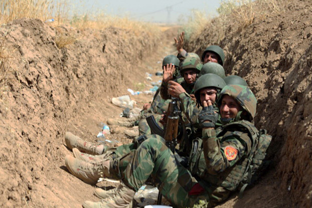 Lính Peshmerga trong một chiến hào.